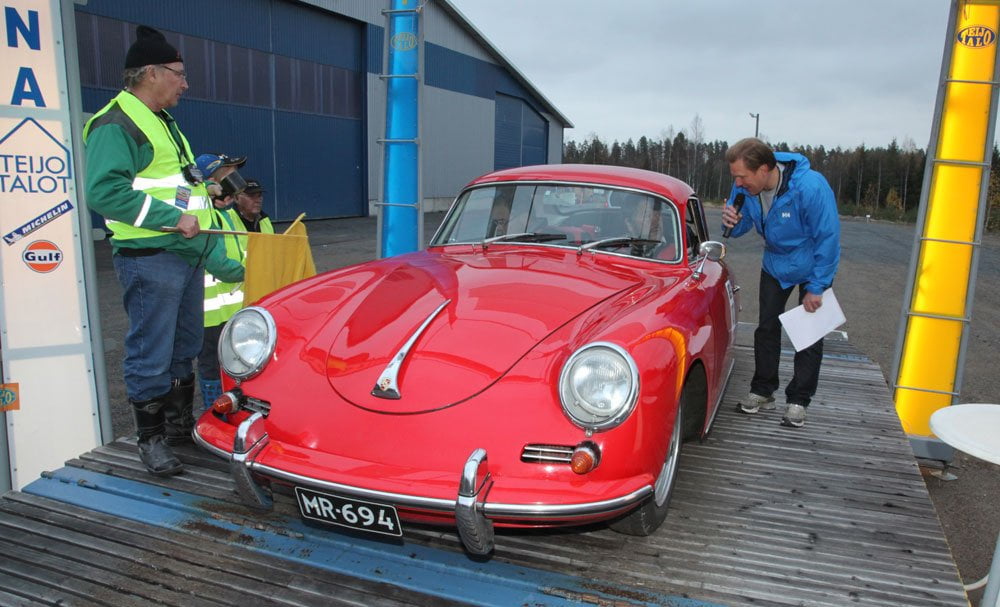 Jussi ja Antti Pellinen osallistuvat TeijoTalot-tasanopeuskilpailuun hienolla Porsche 356 B:llä.