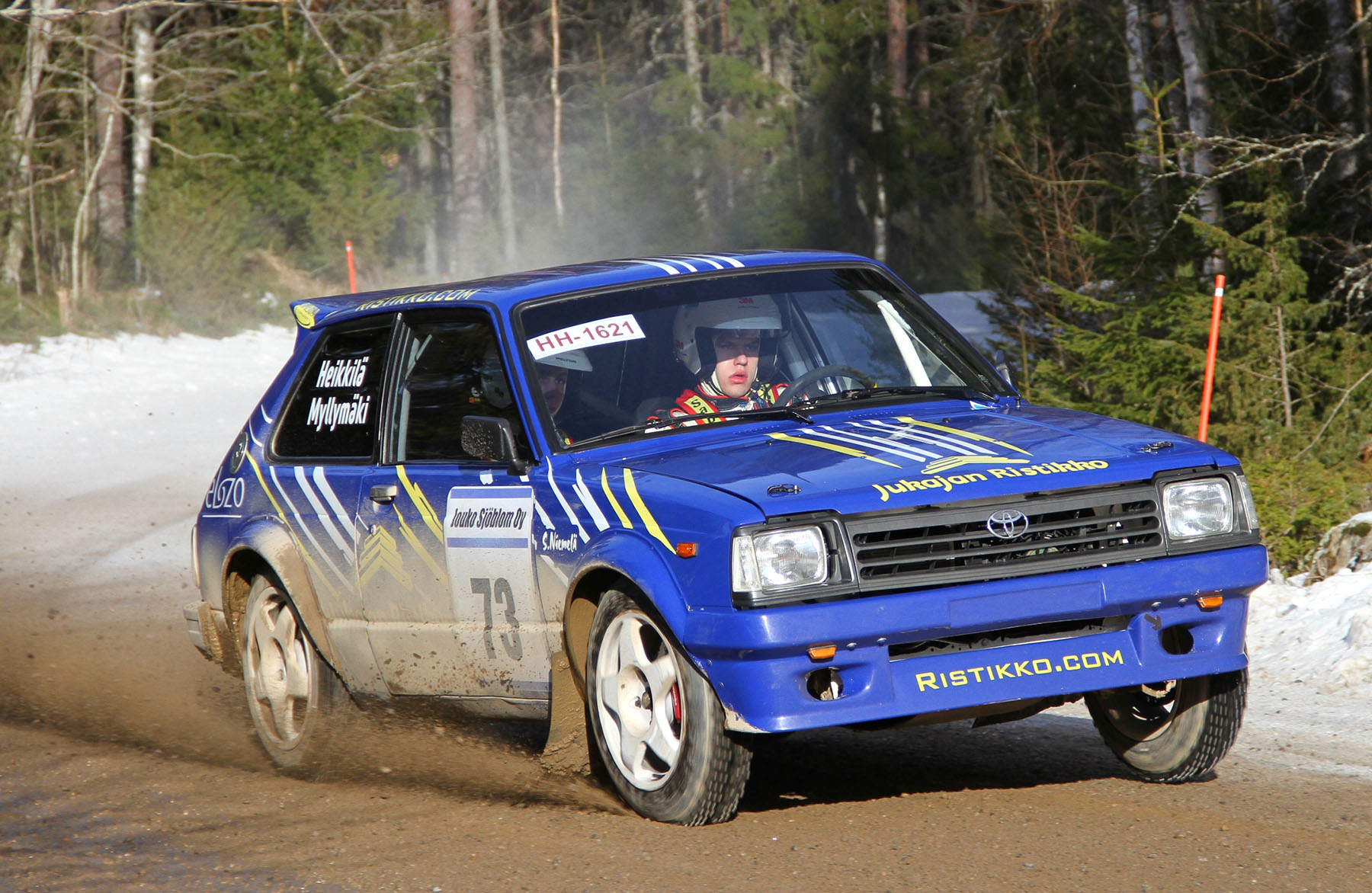 Eetu Myllymäellä ei ehtinyt ajokortti montaa päivää vanheta, kun nuorukainen juhli jo ensimmäistä rallivoittoaan B-junnuissa. Kuva JiiVee Korpela.