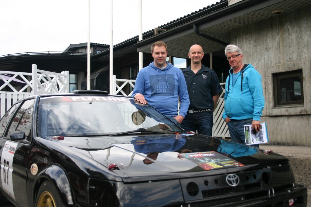 Kurikkalainen Juha Mäkelä (vas) lähti ajohommista tauolle 2009 hydraulialan yrityksen perustamisen takia ja palasi voittajana kuvioihin Corolla GT:llä loppukeväästä. Kuvassa myös Jarkko Hautala (kesk) ja Ari Korpela. Kuva: ksk