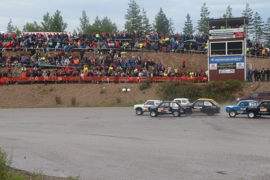 Petri Laitinen kiihdytti valkoisella autollaan muilta karkuun Antti Harju kakkosena, mutta pronssimies Juha Perälä vielä muiden takana.