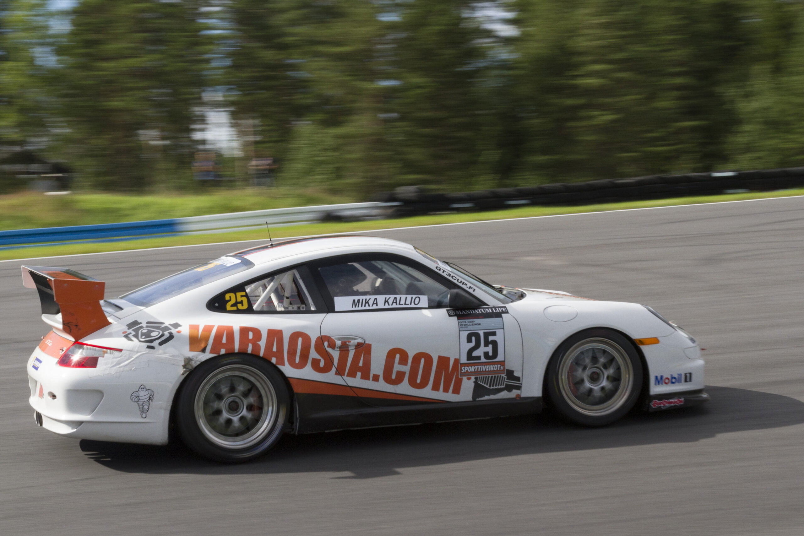 Ratamoottoripyöräilijä Mika Kallio pääsi tänään ensimmäistä kertaa vauhdin makuun Porschen ratissa Botniaringin radalla. Kuva Marika Koliseva. 