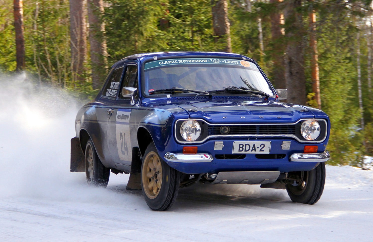 Arto Uusi-Ranta pöllytti menestyksellä lunta talviralleissa. Seinäjoki Rallissa lentää sora ja männynkävyt kun ilmajokelainen taistelee Historic-autojen nuottisarjan mestaruudesta. Kuva JiiVee Korpela