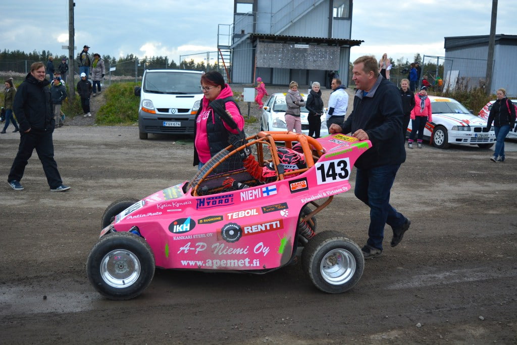 Nuoren tytön crosskartin väri on tietenkin pinkki. Kuva: Nita Korhonen