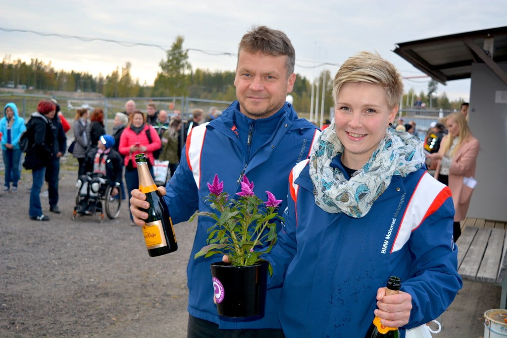 Pekka Päivärinta ja Kirsi Kainulainen saavuttivat viime viikonloppuna Päivärinnan viidennen ja Kainulaisen ensimmäisen RR:n sivuvaunuluokan maailmanmestaruuden. Kuva: Nita Korhonen